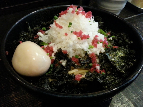 「【限定】伊東店長のみぞれ梅まぜそば750円+味玉」@まぜそば 一心不乱の写真