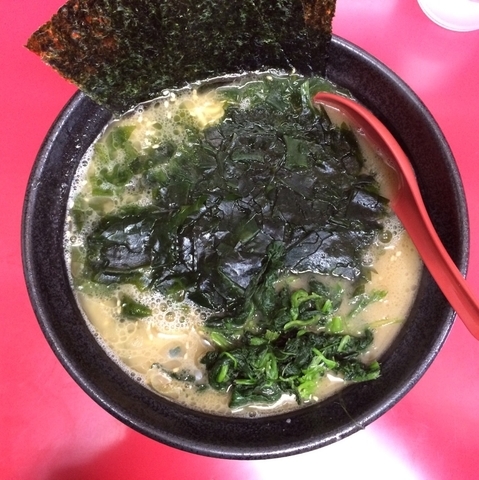 「ラーメン650円＋わかめ100円（濃いめ）」@横浜家系  一二三家の写真