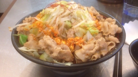 「紅ラーメン + バラ肉ダブル + ドカ野菜 + 卵」@麺創研 紅 府中の写真