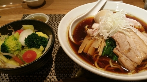 「特製醤油(980円)+温野菜(150円)」@生粋 花のれんの写真