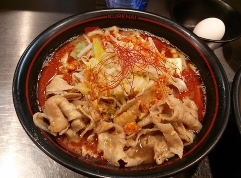 「紅ラーメン  温泉玉子」@麺創研 紅 府中の写真