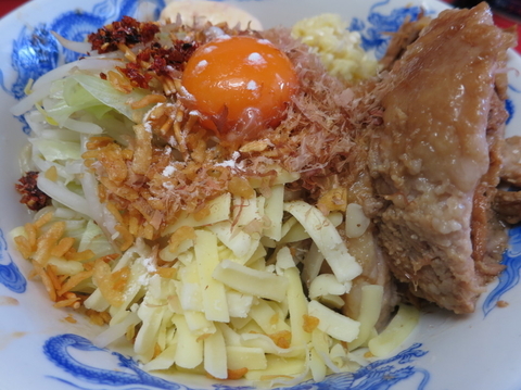 「まぜそばアブラ以外全まし豚780円」@ジャンプの写真