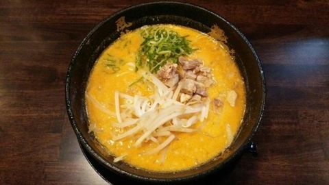 「辛味噌とんこつラーメン(カタ)」@とんこつラーメン博多風龍 新宿東口店の写真