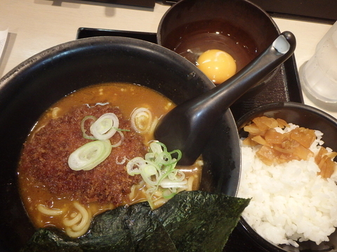 「タレカツカレーらーめん小盛(670円)(辛口、太麺)、ライス」@麺屋ここいち うまこくカレーらーめん 秋葉原店の写真