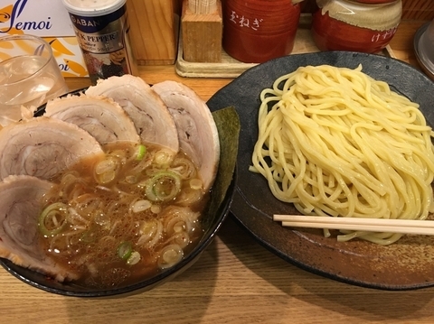 「つけ麺＋チャーシュー」@つけ麺屋 やすべえ 新宿店の写真