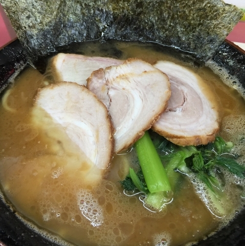 「ラーメン中盛 バラ3枚（味薄め 麺固め 油多め）+賄い飯」@王道家の写真