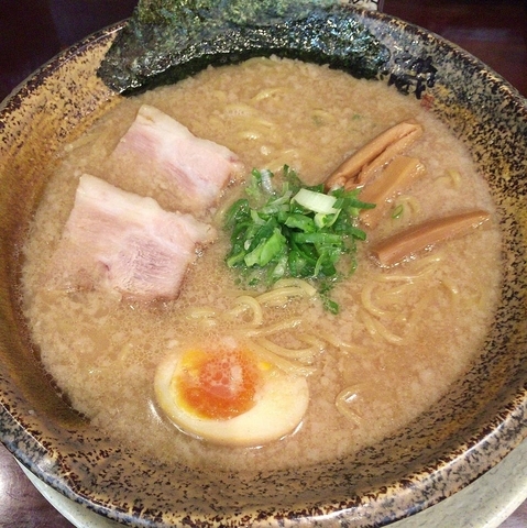 「豚骨醤油らーめん(背脂多め)723円ミニ餃子セット 302円」@越後秘蔵麺 無尽蔵 いしはら家の写真