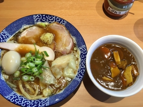 「特製中華そば 黒だし970円 ランチミニカレー200円」@中華そば 虎桜の写真