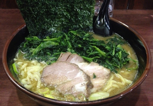 「ラーメン中＋ほうれん草(780円＋100円)」@横浜家系 まるに家の写真