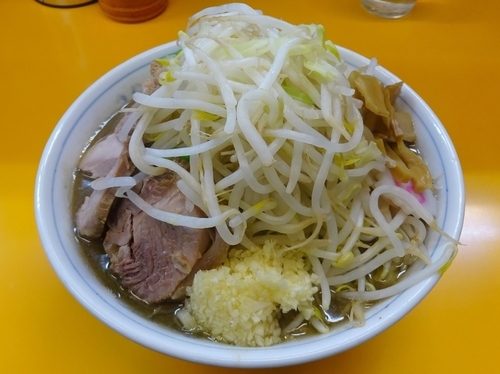 「ラーメン：煮干し（650円）ニンニクヤサイ」@ラーメンエース 八王子店の写真
