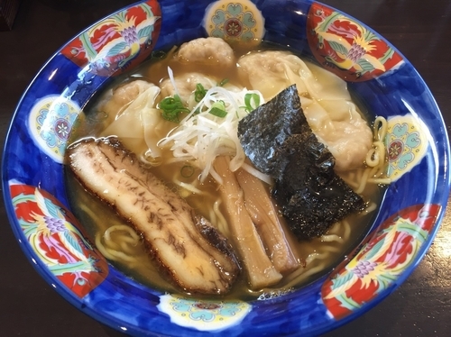「肉ワンタン麺　ワンタン5個入り（ミックス）：880円」@支那そば かつみの写真
