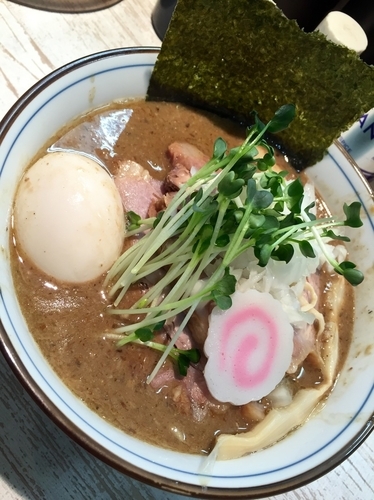 「【気まぐれ限定】特製ぶたにぼし￥1100＋半ライス￥100」@中華そば 四つ葉の写真