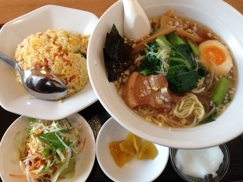 「正油ラーメンセット（＋半チャーハン・サラダ・漬物・杏仁豆腐）」@台湾料理 聚宝園の写真
