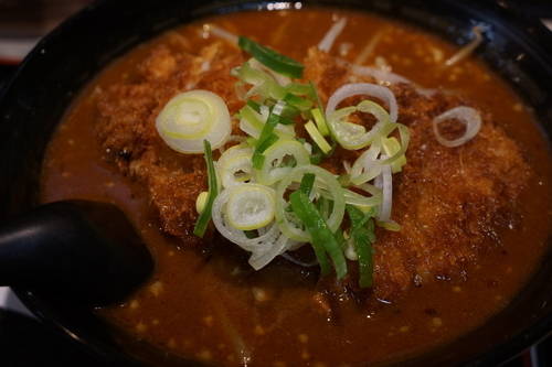 「とんかつカレーらーめん（麺普通、激辛）」@麺屋ここいち うまこくカレーらーめん 秋葉原店の写真