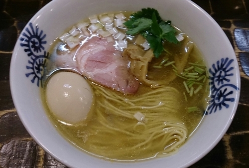 「【限定】淡麗鶏そば(塩)+味玉」@特級鶏蕎麦 龍介の写真