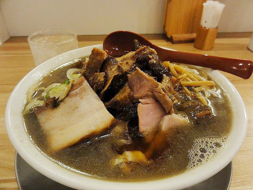 「喜多方らーめん(煮干) 820円（大）端チャーシュー200円」@麺や 七彩 八丁堀店の写真