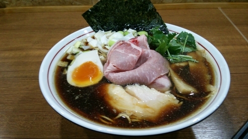 「煮干しそば黒醤油＋海鮮丼、日本酒＆ハイボール」@寿製麺よしかわ 川越店の写真