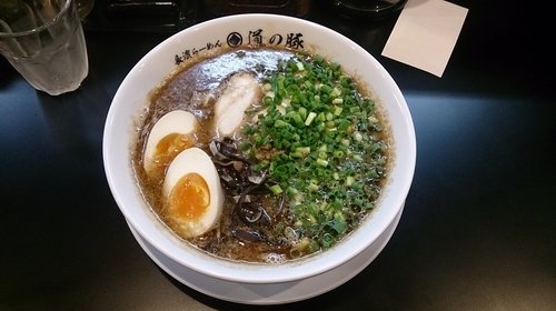 「らーめん黒＋味玉」@長濱らーめん 道の豚の写真