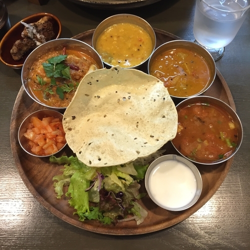 「４種のカレープレート(スペシャル)＋ジーラチキン＋アチャール」@大岩食堂の写真