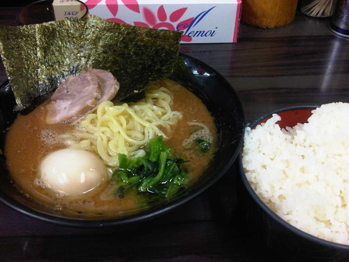 「味玉ラーメン並(味濃いめ&脂多め) + ごはん大」@横浜家系らーめん 武術家の写真