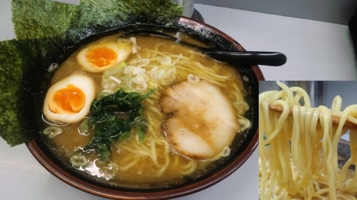 「ラーメン中盛(麺固め・油多め)＋味玉900円」@十五家の写真