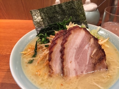 「塩とんこつラーメン」@横浜ラーメン とんこつ家 平須店の写真