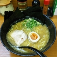 醤油ラーメン700円。海苔増し50円。