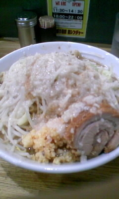 「ラーメン中(ニンニク、アブラ)780円」@デカ盛り戦隊 豚レンジャーの写真