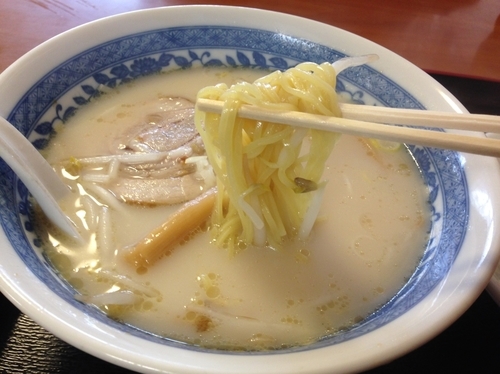 「豚骨ラーメン+炒飯　￥６８０」@中国料理 京華の写真