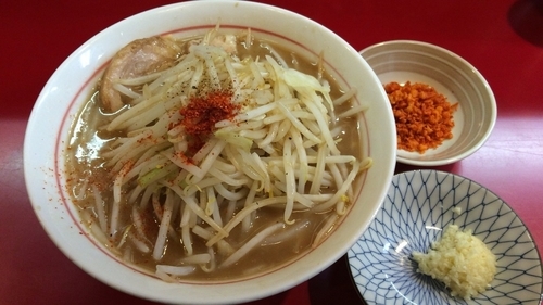 「ラーメン麺半分 ヤサイ少な目ニンニクと辛揚げそれぞれ別皿で」@千里眼の写真