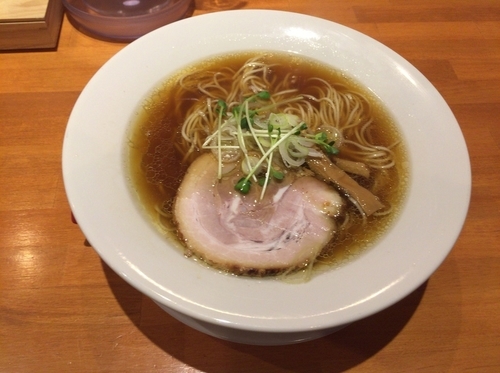 「丸鶏の醤油らーめん 　大盛り850円」@らーめんキッチン いいづかの写真