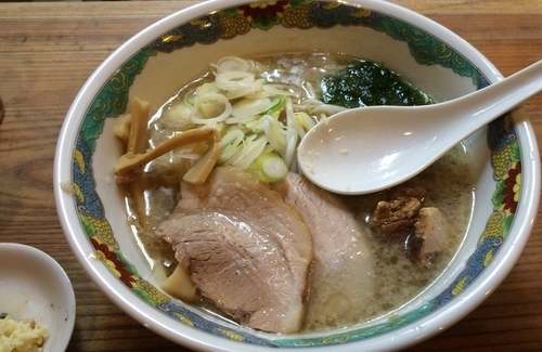 「ラーメンニンニク 700円 ビール（アサヒスーパードライ中瓶」@特麺コツ一丁ラーメンの写真