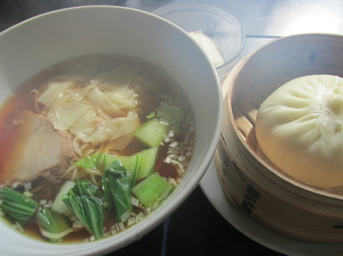 「ワンタン醤油汁そば（肉まん・杏仁豆腐付き）　「850円」」@CHINESE DINING 心樹の写真