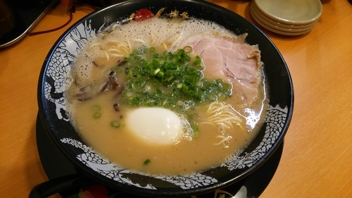 「味玉ラーメン+替玉」@博多一幸舎 池袋東口店の写真