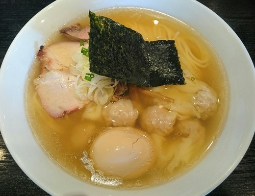 「ワンタンメン（塩）＋味付け玉子」@支那ソバ 小むろの写真