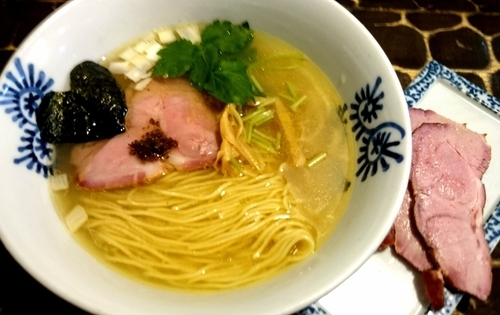 「鶏中華そば（塩） 750円＋窯焼き豚チャーシュー 100円」@特級鶏蕎麦 龍介の写真