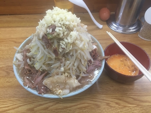 「らーめん少な目+全部マシ　６５０円」@ラーメン そらの写真