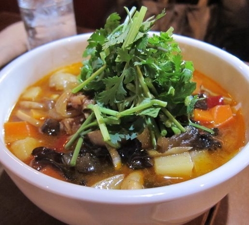 「西安風牛肉カレー麺 800円(パクチーマシマシ)」@西安刀削麺酒楼 三田店の写真