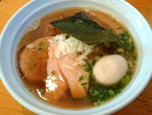 「【木曜限定】淡麗上煮干そば（醤油）＋鶏チャーシュー、味玉」@麺や 飛来の写真