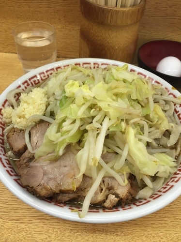 「小 生たまご ニンニク」@ラーメン二郎 環七新新代田店の写真