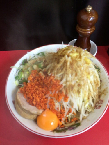 「まぜそば大880円」@鷹の目 獨協大学前本店の写真