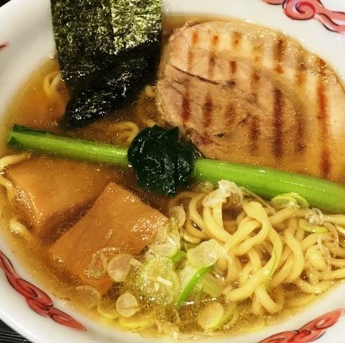 「龍ひげ醤油らぁめん（にんにくサバ油）」@龍のひげの写真