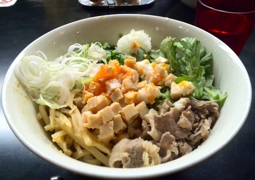 「まぜそば 醤油  850円」@まぜそば専門 闘牛脂の写真