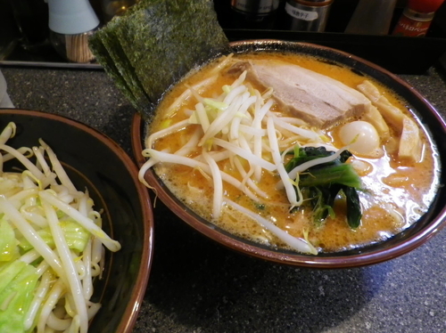 「辛ラーメン＋キャベもや」@横浜家系ラーメン 鶴見家の写真