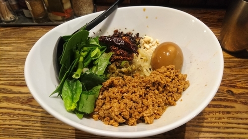 「【冬麺】成都式 汁無し坦坦麺 半熟味付玉子付き」@麺場 浜虎 横浜店の写真