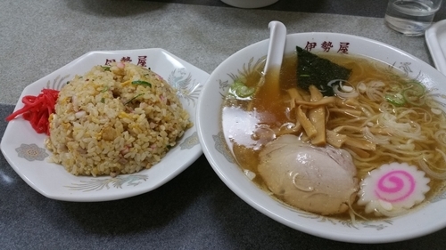「らーめん　チャーハン」@伊勢屋の写真