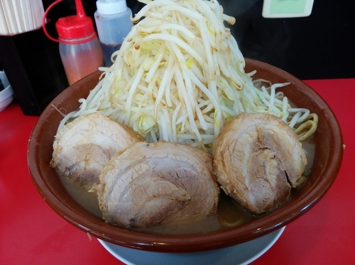 「大ラーメン+豚２枚」@鷹の目 獨協大学前本店の写真
