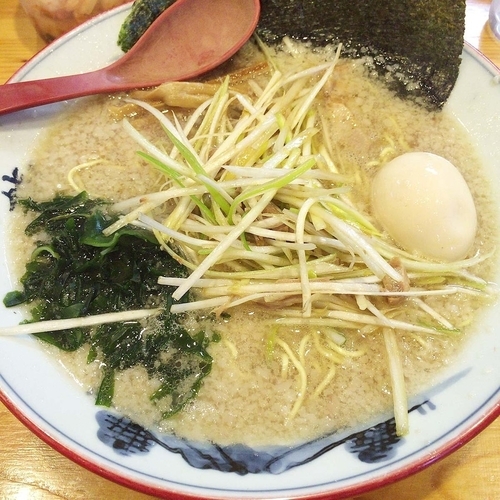 「ネギラーメン（麺固め・コッテリ）730円　玉子 サービス」@椿 ラーメンショップ 木立店の写真