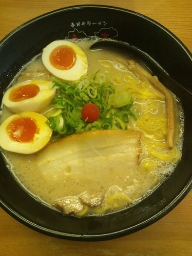 「塩とんこつラーメン（味玉トッピング）」@春日井ラーメン 楽喜 本店の写真