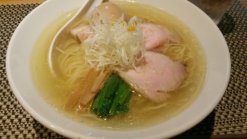 「塩ラーメン(780)+味玉(100)+炊き込みご飯(200)」@生粋 花のれんの写真